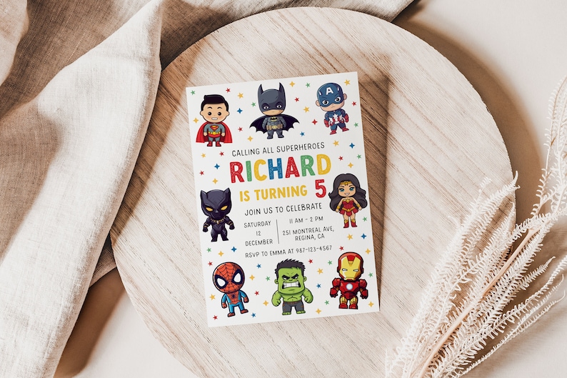 Pu&ograve; includere: Un invito colorato a tema supereroi. Dice "Calling all superheroes Richard is turning 5". La carta presenta immagini di cartoni animati di Superman, Batman, Capitan America, Pantera Nera, Wonder Woman, Spiderman, Hulk e Iron Man.