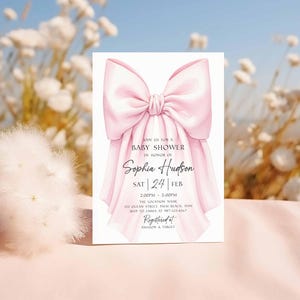 Op de afbeelding: Een uitnodiging voor een babyshower met een illustratie van een grote, zachtroze strik. De uitnodiging bevat de tekst "Join us for a Baby Shower in Honor of Sophia Hudson" met evenementdetails. Het ontwerp staat tegen een zachte, vage achtergrond.