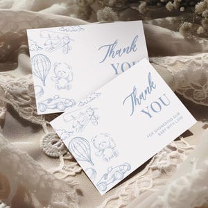 Blauwe toile de Jouy-bedankkaartjesjabloon stoffige blauwe gunsten bedankkaart babyshower cadeaukaartje babyjongen Toile-label bedankjes stickers babyjongen TJ1