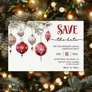 Puede incluir: Una invitación a una fiesta de Navidad con un diseño festivo. La tarjeta presenta adornos rojos y blancos colgando de una rama verde. El texto "SAVE the date" está en rojo, junto con los detalles de la fiesta.