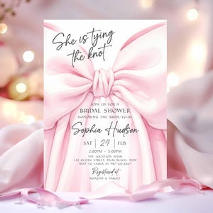 K&ouml;nnte beinhalten: Rosa Brautparty-Einladung mit dem Text "She is tying the knot". Die Einladung zeigt eine gro&szlig;e rosa Schleifenillustration und Details f&uuml;r die Veranstaltung, einschlie&szlig;lich des Namens der Braut, Datum, Uhrzeit und Ort.