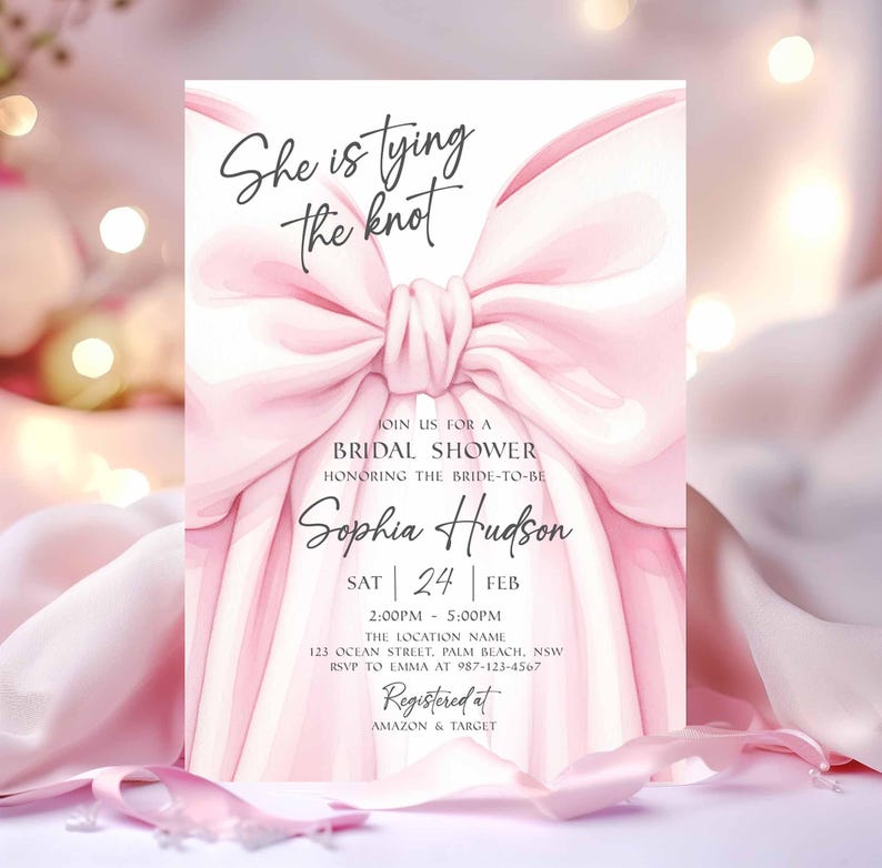 K&ouml;nnte beinhalten: Rosa Brautparty-Einladung mit dem Text "She is tying the knot". Die Einladung zeigt eine gro&szlig;e rosa Schleifenillustration und Details f&uuml;r die Veranstaltung, einschlie&szlig;lich des Namens der Braut, Datum, Uhrzeit und Ort.