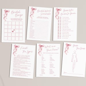 Puede incluir: Cinco tarjetas de juego de despedida de soltera imprimibles con acentos de cinta rosa. Los juegos incluyen Bridal Bingo, Bridal Word Scramble, Guess Who Bride or Groom, Finish the Lyric, What is on Your Purse?, y Guess the Dress.