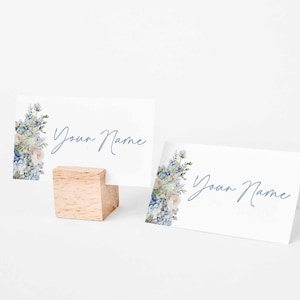 Modelo de cartão de lugar editável, cartões de lugar planos, azul-poeira, decoração de mesa para chá de panela, decoração azul, encontre seu assento, cartão F22
