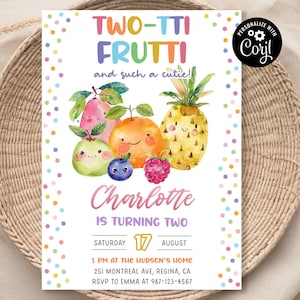 Puede incluir: Una invitación colorida para una fiesta de cumpleaños de dos años de un niño con un tema de frutas. La invitación presenta una ilustración de dibujos animados de una pera, una manzana, una naranja, un arándano, una frambuesa y una piña. El texto de la invitación dice: "Two-tti Frutti and such a cutie! Charlotte is turning two. Saturday, August 17, 1 PM at the Hudson's home, 251 Montreal Ave, Regina, CA. RSVP to Emma at 987-123-4567."