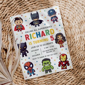 Pu&ograve; includere: Un invito colorato a una festa di compleanno a tema supereroi per un bambino di nome Richard che compie 5 anni. L'invito presenta immagini di supereroi dei cartoni animati come Superman, Batman, Spiderman, Iron Man e Wonder Woman. Include la data, l'ora e il luogo della festa, nonch&eacute; un contatto per RSVP.