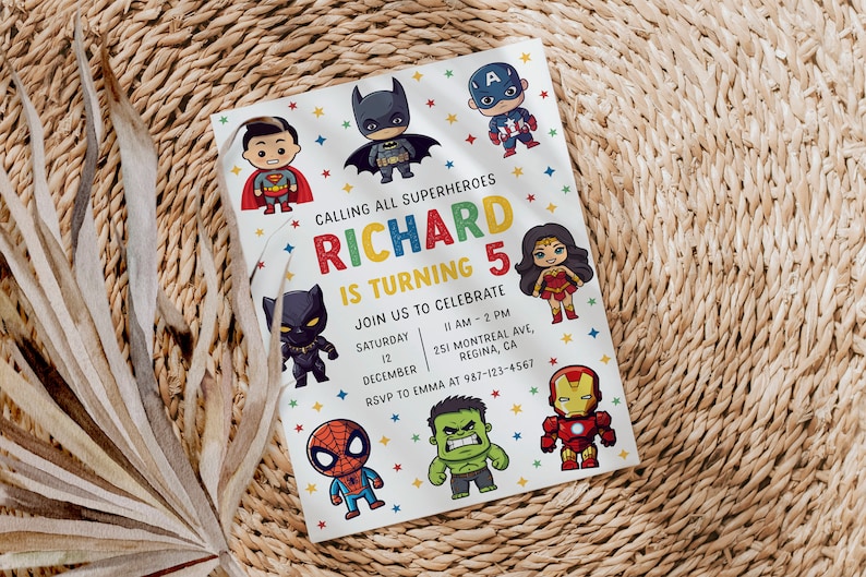 Pu&ograve; includere: Un invito colorato a una festa di compleanno a tema supereroi per un bambino di nome Richard che compie 5 anni. L'invito presenta immagini di supereroi dei cartoni animati come Superman, Batman, Spiderman, Iron Man e Wonder Woman. Include la data, l'ora e il luogo della festa, nonch&eacute; un contatto per RSVP.