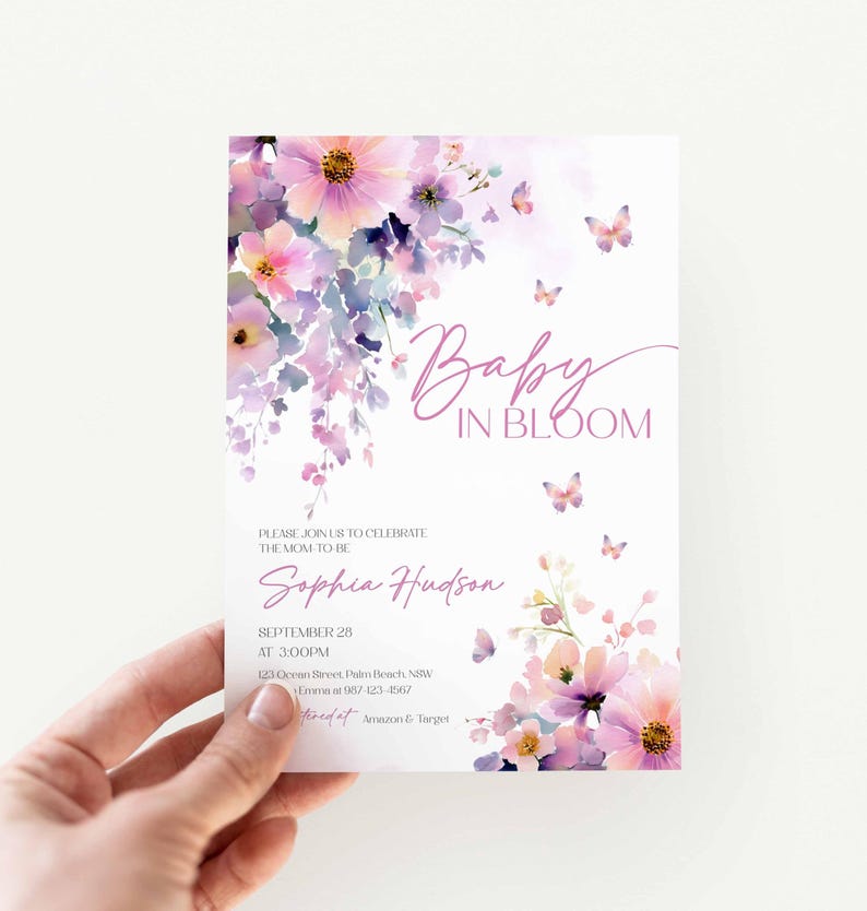 Może przedstawiać: Zaproszenie na baby shower z kwiatowym wzorem. Zaproszenie zawiera akwarelowe kwiaty w odcieniach r&oacute;żu, fioletu i ż&oacute;łci, z motylami. Tekst brzmi "Baby in Bloom" i zawiera szczeg&oacute;ły dotyczące wydarzenia.