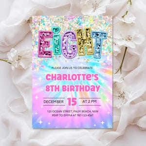 以下が含まれることがあります： キラキラした文字で「EIGHT」と書かれたカラフルな誕生日招待状。「Please join us to celebrate Charlotte's 8th Birthday」と12月15日午後2時に書かれています。背景はタイダイ効果があります。