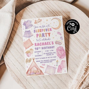 Puede incluir: Una invitaci&oacute;n rosa y morada para una fiesta de pijamas para celebrar el d&eacute;cimo cumplea&ntilde;os de Rachael. La invitaci&oacute;n presenta ilustraciones de pijamas, una tienda de campa&ntilde;a, palomitas de ma&iacute;z y una m&aacute;scara para dormir. El texto dice "&Uacute;nete a nosotros para una fiesta de pijamas para celebrar el d&eacute;cimo cumplea&ntilde;os de Rachael. S&aacute;bado 12 de diciembre, 11 AM - 2 PM, 251 Montreal Ave, Regina, CA. RSVP a Emma al 987-123-4567. Trae tus pijamas favoritos y una bolsa de dormir."