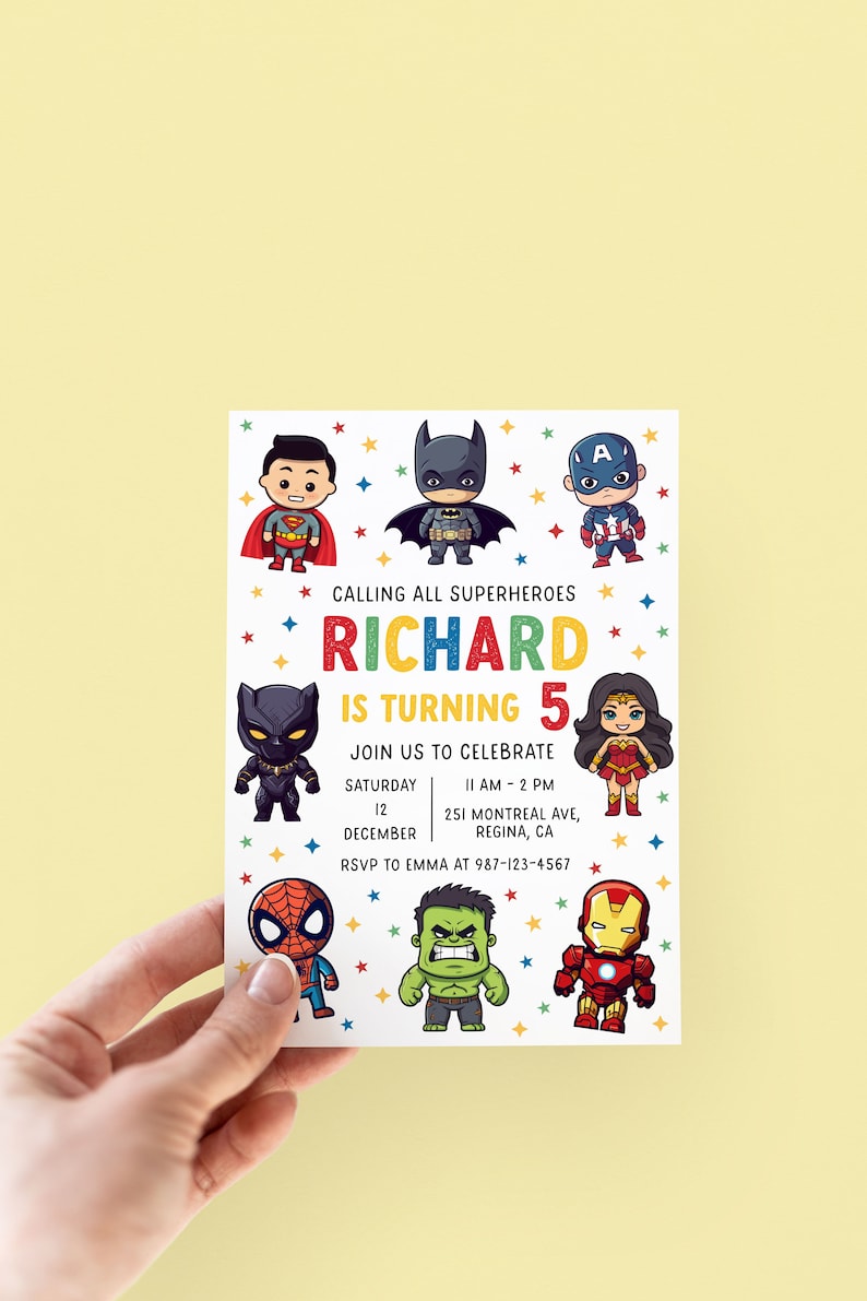 Pu&ograve; includere: Un invito di compleanno bianco con un tema di supereroi colorato. L'invito presenta un'immagine di cartoni animati di vari supereroi, tra cui Superman, Batman, Capitan America, Pantera Nera, Wonder Woman, Spiderman, Hulk e Iron Man. Il testo sull'invito recita: "Calling all superheroes Richard sta compiendo 5 anni. Unisciti a noi per festeggiare Sabato, 12 dicembre, 11:00 - 14:00, 251 Montreal Ave, Regina, CA. RSVP a Emma al 987-123-4567."