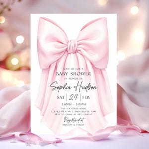 Op de afbeelding: Een babyborrel uitnodiging met een grote, roze strik in aquarel stijl. De uitnodiging bevat de tekst "Doe mee voor een babyborrel ter ere van Sophia Hudson" met evenementdetails en RSVP-informatie. Geregistreerd bij Amazon & Target.