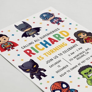 Pu&ograve; includere: Un invito colorato per una festa di compleanno a tema supereroi per un bambino di nome Richard che compie 5 anni. L'invito presenta immagini di supereroi in stile cartone animato, tra cui Superman, Batman, Wonder Woman, Iron Man, Spiderman, Captain America, Hulk e Black Panther. L'invito include la data, l'ora e il luogo della festa. Sono incluse anche le informazioni RSVP.