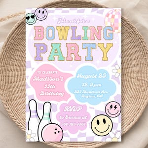 Invitación de cumpleaños de bolos Invitación de cumpleaños con cara sonriente a cuadros Invitación de cumpleaños con emoji retro y elegante Invitación de cumpleaños de adolescente con parche universitario