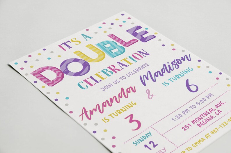 K&ouml;nnte beinhalten: Eine farbenfrohe Einladung zu einer Doppelgeburtstagsfeier. Es ist eine Doppelfeier, Schlie&szlig;en Sie sich uns an, um Amanda zu feiern, die 3 Jahre alt wird & Madison, die 6 Jahre alt wird. Die Einladung hat einen wei&szlig;en Hintergrund mit bunten Punkten und der Text ist in verschiedenen Farben.