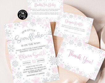 Könnte beinhalten: Ein Set von Babyparty-Einladungen und Karten mit Schneeflocken-Motiv. Die Haupteinladung ist weiß mit rosa und silbernen Schneeflocken und dem Text "Our Little Snowflake". Weitere Karten sind "Books For Baby" und "Thank You!"