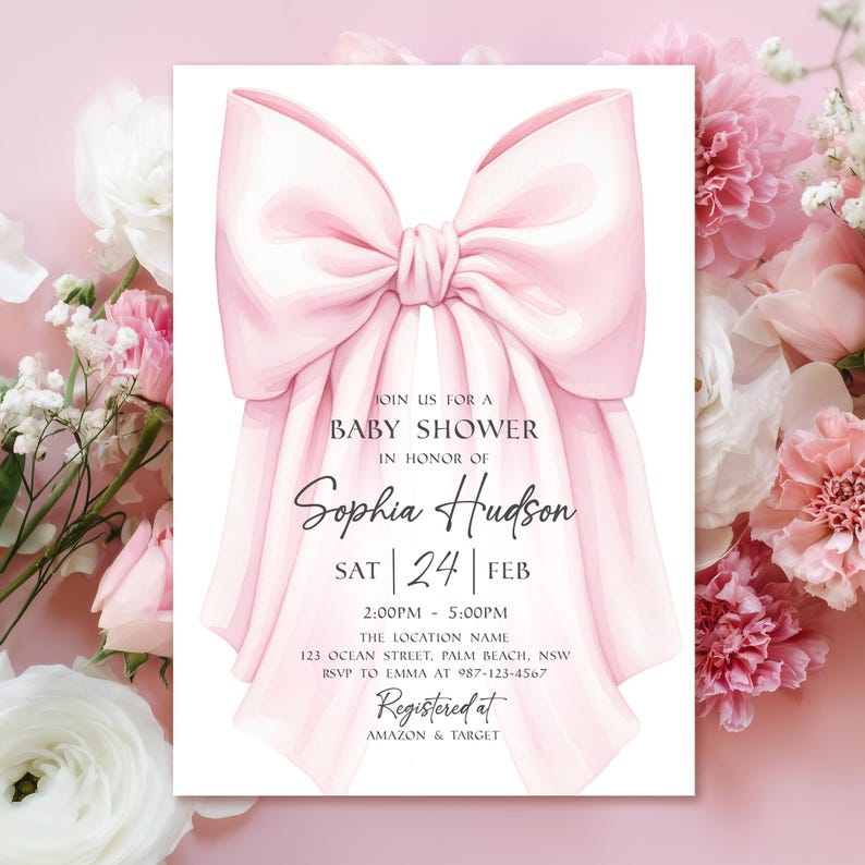 Op de afbeelding: Een uitnodiging voor een babyshower met een grote, lichtroze strik. De uitnodiging bevat de tekst "Doe mee voor een babyshower ter ere van Sophia Hudson" en evenementdetails. Geregistreerd bij Amazon & Target.