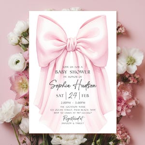 Op de afbeelding: Babyborrel uitnodiging met een grote roze strik. De uitnodiging bevat de tekst "Join us for a Baby Shower in Honor of Sophia Hudson" met datum, tijd, locatie en RSVP-informatie. Geregistreerd bij Amazon & Target.