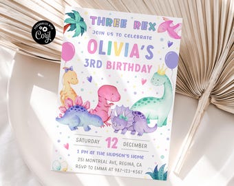 Può includere: Un invito a una festa di compleanno di dinosauro rosa, viola e verde con il testo "Three Rex" e "Olivia's 3rd Birthday". L'invito include la data, l'ora e il luogo della festa.