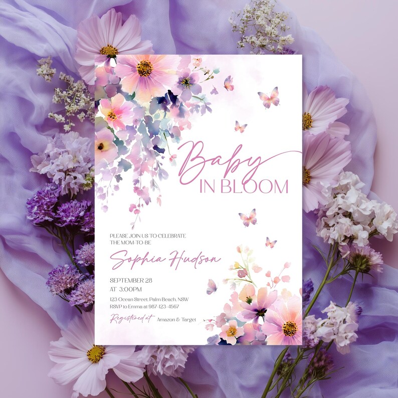 Może przedstawiać: Zaproszenie na baby shower ze słowami "Baby in Bloom" w eleganckim skrypcie. Zaproszenie zawiera akwarelowe kompozycje kwiatowe w odcieniach r&oacute;żu, fioletu i ż&oacute;łci, z delikatnymi akcentami motyli. Zaproszenie zawiera imię Sophia Hudson i szczeg&oacute;ły wydarzenia.