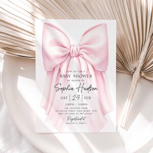 Op de afbeelding: Babyborrel uitnodiging met een grote, aquarel-stijl roze strik. De uitnodiging bevat de tekst "JOIN US FOR A BABY SHOWER IN HONOR OF Sophia Hudson" met evenementdetails en RSVP-informatie. Geregistreerd bij Amazon & Target.
