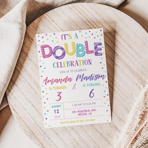 K&ouml;nnte beinhalten: Eine bunte Einladungskarte f&uuml;r eine Doppelfeier. Es ist eine Doppelfeier, Feiern Sie mit uns Amanda, die 3 Jahre alt wird, und Madison, die 6 Jahre alt wird. Sonntag, 12. Juli, 13:50 Uhr bis 17:00 Uhr, 251 Montreal Ave, Regina, CA. RSVP an Emma unter 883-123-4567.