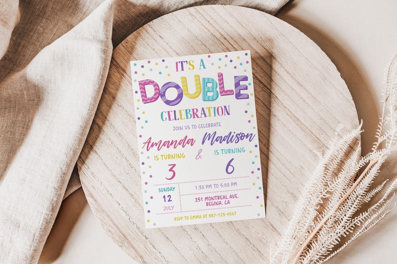 K&ouml;nnte beinhalten: Eine bunte Einladungskarte f&uuml;r eine Doppelfeier. Es ist eine Doppelfeier, Feiern Sie mit uns Amanda, die 3 Jahre alt wird, und Madison, die 6 Jahre alt wird. Sonntag, 12. Juli, 13:50 Uhr bis 17:00 Uhr, 251 Montreal Ave, Regina, CA. RSVP an Emma unter 883-123-4567.