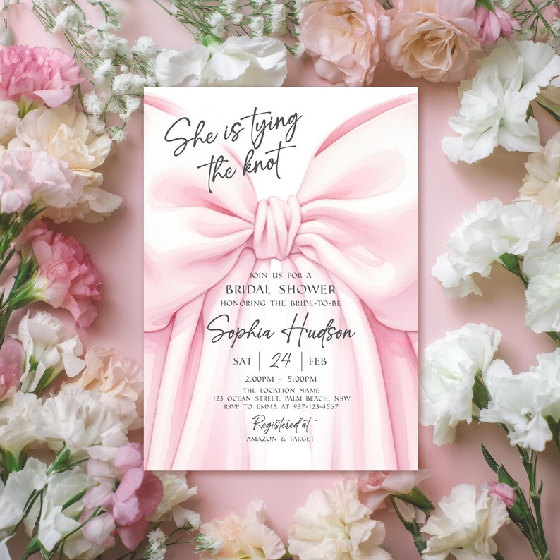 K&ouml;nnte beinhalten: Eine rosa Brautparty-Einladung mit einer gro&szlig;en Schleifenillustration und dem Text "She is tying the knot". Die Einladung enth&auml;lt Details f&uuml;r Sophia Hudsons Brautparty, einschlie&szlig;lich Datum, Uhrzeit und Ort. Die Einladung ist von rosa und wei&szlig;en Blumen umgeben.