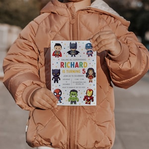 Pu&ograve; includere: Un invito di compleanno a tema supereroi per un bambino di nome Richard che compie 5 anni. L'invito presenta immagini di cartoni animati di supereroi popolari come Spiderman, Hulk, Iron Man e Wonder Woman. Include la data, l'ora e il luogo della festa.