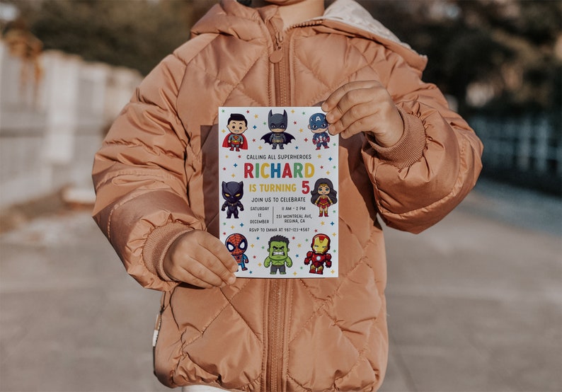 Pu&ograve; includere: Un invito di compleanno a tema supereroi per un bambino di nome Richard che compie 5 anni. L'invito presenta immagini di cartoni animati di supereroi popolari come Spiderman, Hulk, Iron Man e Wonder Woman. Include la data, l'ora e il luogo della festa.