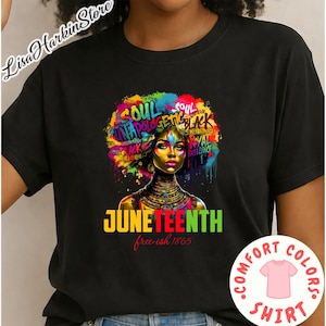 Op de afbeelding: Zwart T-shirt met een levendige afbeelding van een vrouw met kleurrijk haar en de woorden "SOUL", "UNAPOLOGETIC" en "JUNETEENTH". De tekst "free-ish 1865" is ook aanwezig. Een roze Comfort Colors shirt logo staat rechtsonder.