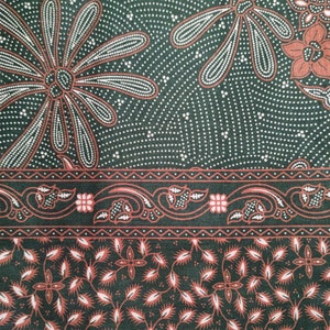 Tessuto con stampa floreale batik verde foresta