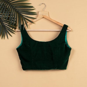 Handgemaakte groenfluwelen blouse: mouwloze Indiase sari-top