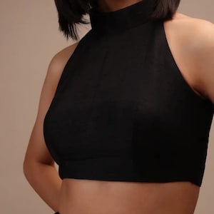 Zwarte zijden blouse met halternek: mouwloze Indiase sareetop