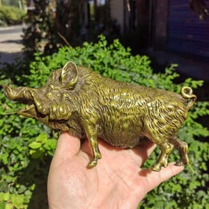 Vintage Style Solid Brass Pig Figurine Metal Piggy Hog Standing Farm Animal Feng shui Animal Piggy Antiqued Brass Shelf Decor Accents p57121