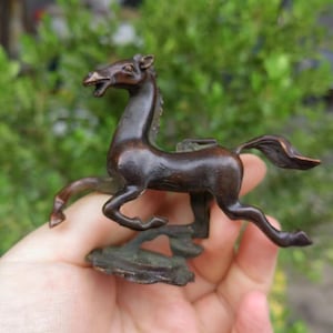 Bronze War Horse sculpture,Horses stepping Brass Sculpture Collectable Table Decor Animal Figurine for Living Room Home Decorations  PDD234
