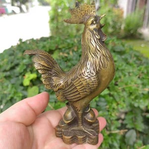 Statua di scultura in ottone di gallo in piedi portafortuna, ornamento decorativo di uccelli in rame, arte da collezione, sculture di polli da esterno realistiche PDD532