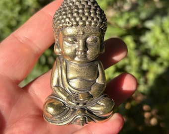真鍮製のネパール語の碑文が刻まれた、祝福の姿勢をとった精巧な