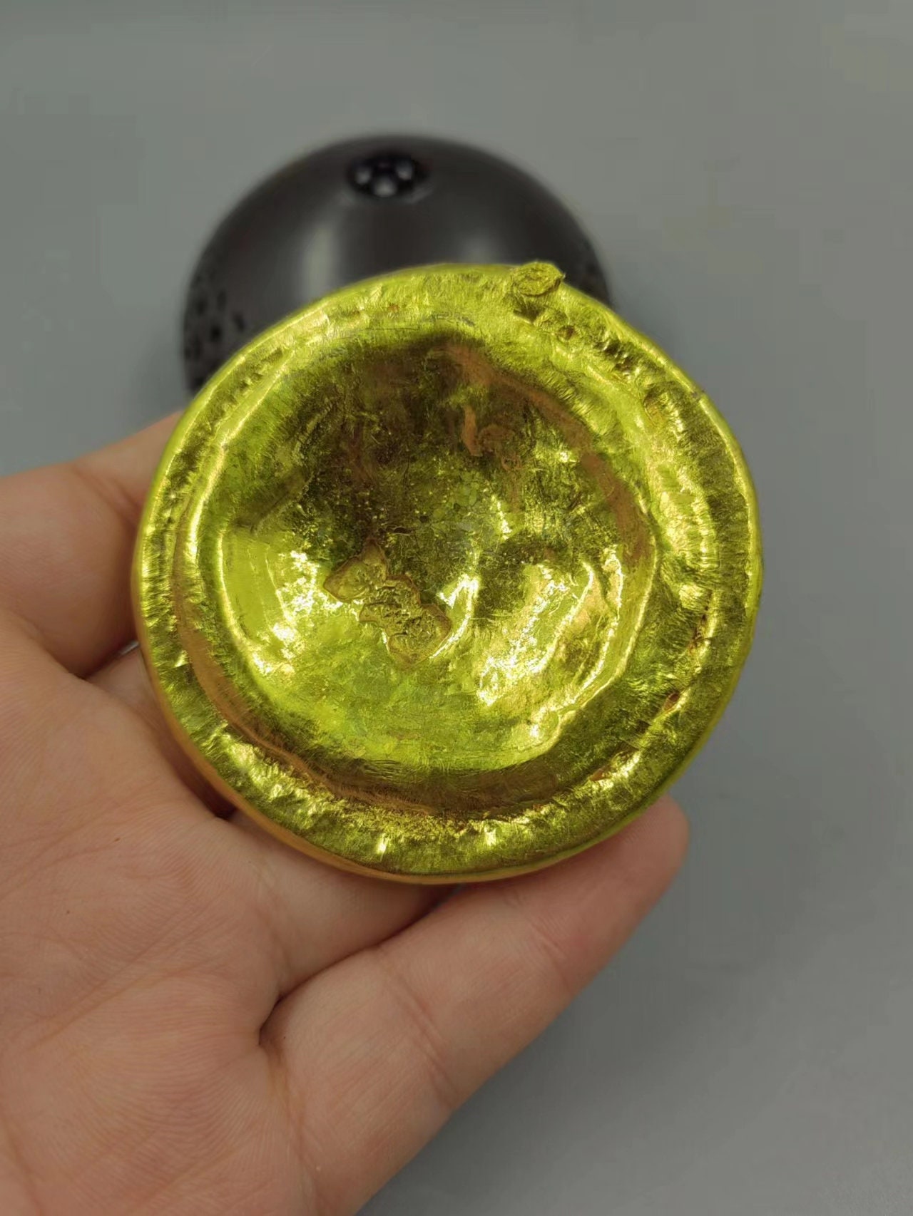 Round Golden Treasure REPLICA Ancient paperweight Home Decor gift Bar Simulation collect Metal Copper sculpture shelf sitter decor Funny H31