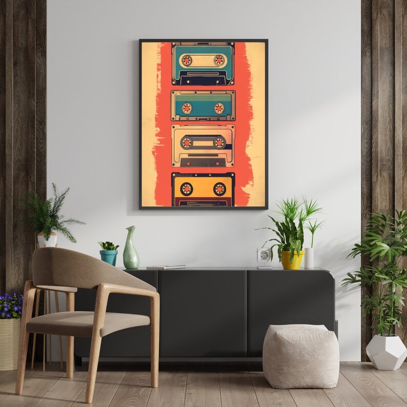 Op de afbeelding: Een ingelijst afdruk van vijf vintage cassettebandjes die verticaal op een rode, gele en witte achtergrond zijn gestapeld. De bandjes zijn in verschillende kleuren, waaronder blauw, groen en geel.