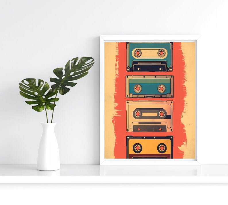 Op de afbeelding: Een ingelijst print met een vintage esthetiek met vijf cassettebandjes die verticaal op een rode achtergrond zijn gestapeld. De bandjes zijn in verschillende kleuren, waaronder blauw, groen, geel en zwart.