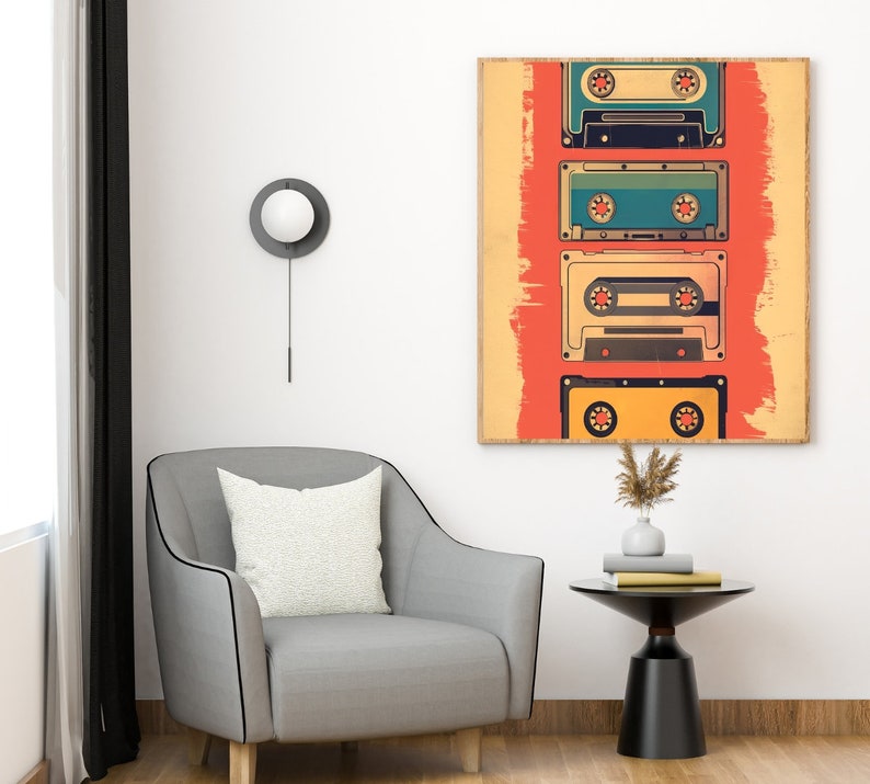 Op de afbeelding: Een retro-stijl wandkunstprint met een reeks kleurrijke cassettebandjes op een rode en oranje achtergrond. De print is ingelijst en hangt aan een witte muur.