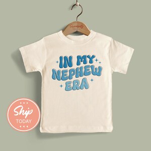In My Nephew Era 幼児用シャツ、かわいいファミリー衣装、レトロな甥っ子シャツ、楽しい幼児服、甥っ子へのプレゼント、男の子用衣装 (KA-FAM26)