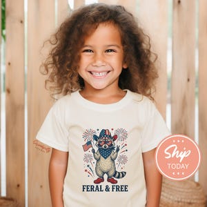 Feral And Free Kid Shirt | 4th Of July Toddler Shirt | Patriotic Raccoon Kids Tee | Independence Day Youth Clothing(KA-JUL47) bild 2