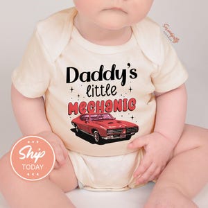 Body niemowlęce Daddy's Little Mechanic, ubranko dla dziecka dla miłośnika samochodów, prezent na baby shower w stylu vintage muscle car, ubranka dla dzieci na dzień ojca (KA-DAD20)