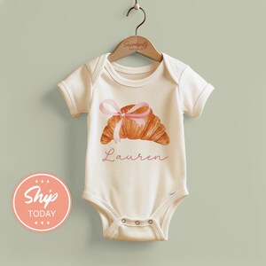 Body de bebé Coquette Style®, mono personalizado de croissant francés, bonito conjunto para bebé, regalo para baby shower (KA-TRE21)