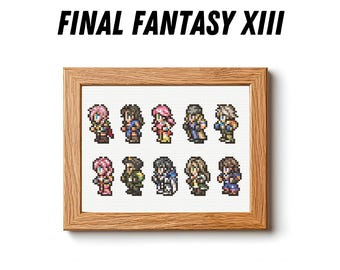 Puede incluir: Un punto de cruz enmarcado con personajes de Final Fantasy XIII. La obra presenta figuras pixeladas con diferentes atuendos y poses, sobre un fondo blanco. El marco es de madera clara. El texto "FINAL FANTASY XIII" está encima de la obra.