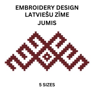 Puede incluir: Diseño de bordado "Latviešu Zīme" (Símbolo letón) con la palabra "JUMIS" (Tuyo) en marrón. El diseño presenta un patrón geométrico con un motivo central. El texto "5 TAMAÑOS" está debajo del diseño.