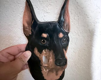 Copriinterruttore della luce in ceramica dipinto a mano con un Doberman del 1986