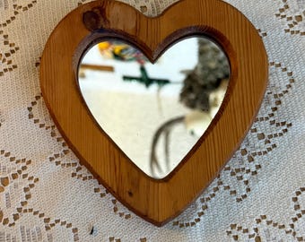 Specchio vintage in miniatura a forma di cuore con cornice in legno.